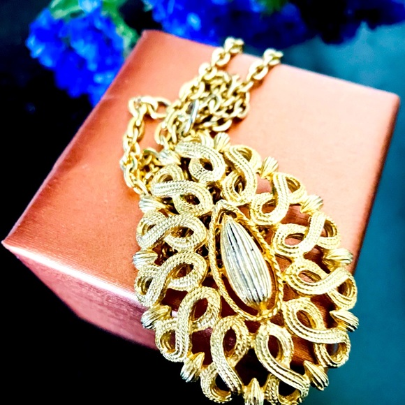 Vintage Jewelry - Gold Oval Scroll Pendant Necklace